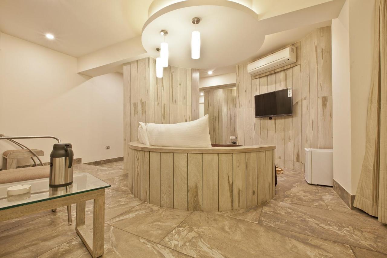 Scenaria Hotel Ахмедабад Экстерьер фото