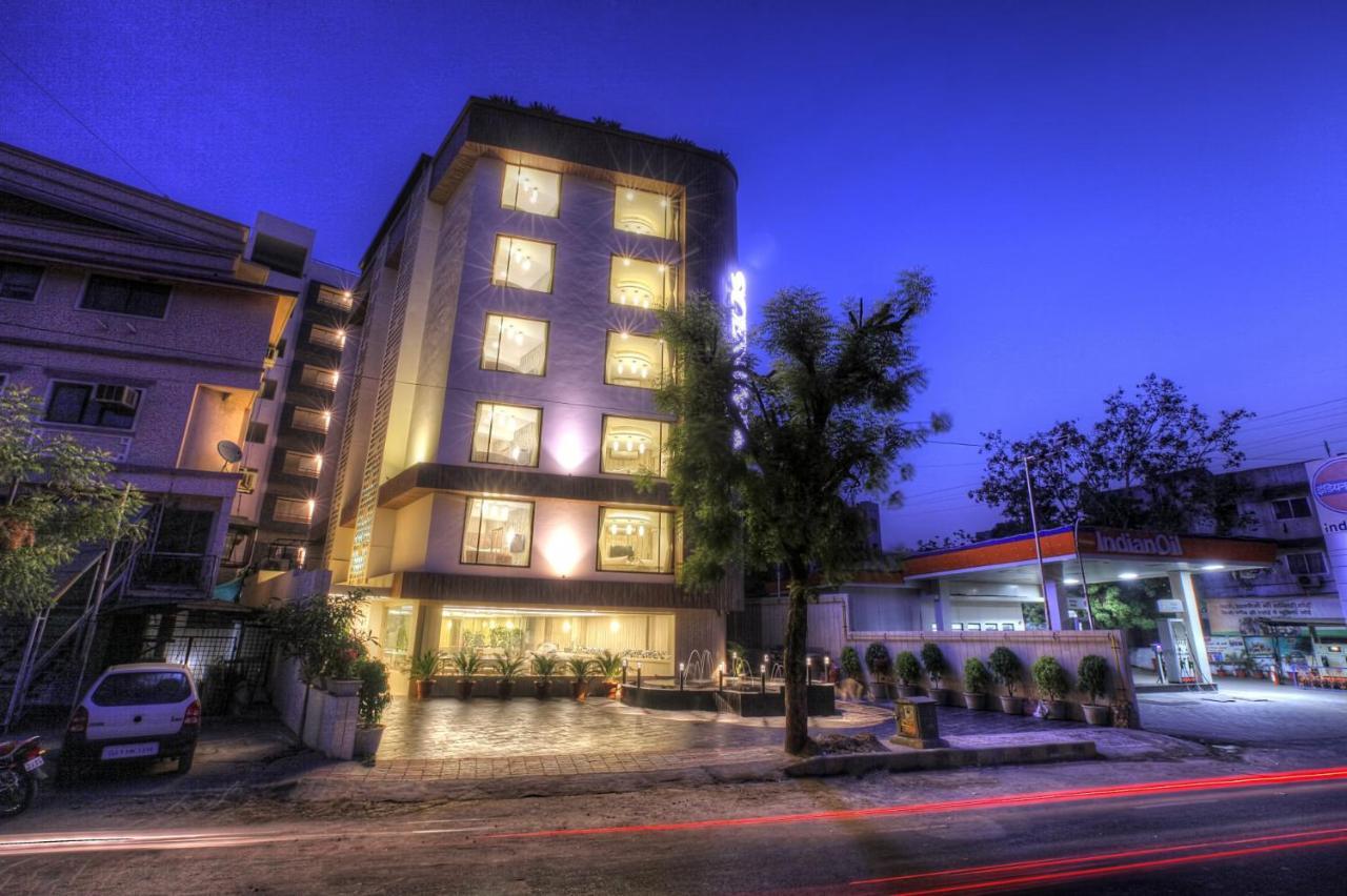 Scenaria Hotel Ахмедабад Экстерьер фото