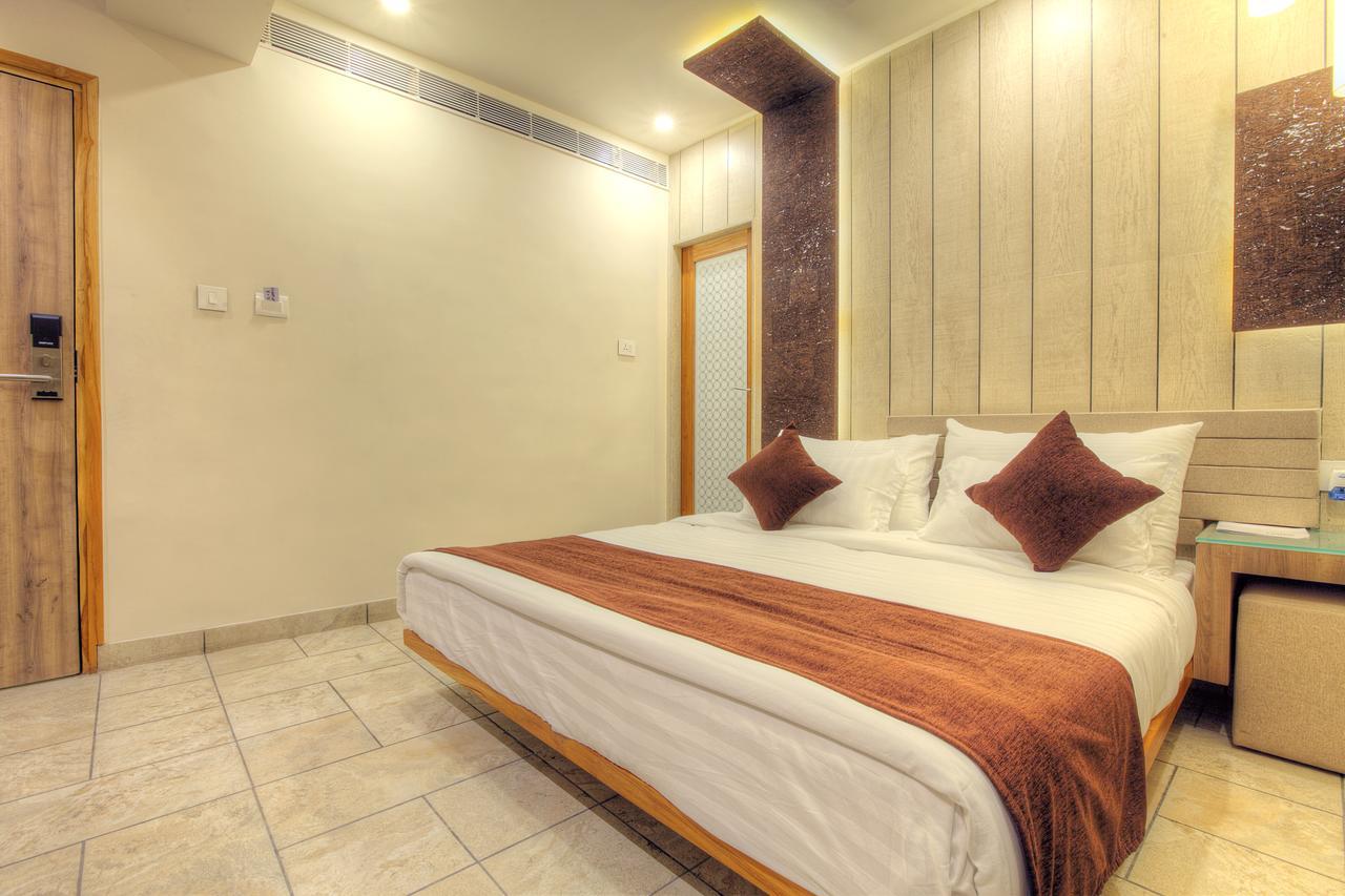 Scenaria Hotel Ахмедабад Экстерьер фото
