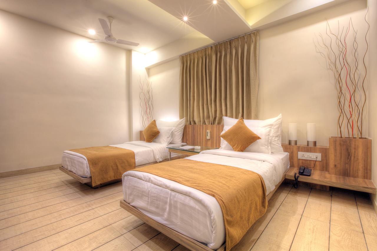 Scenaria Hotel Ахмедабад Экстерьер фото