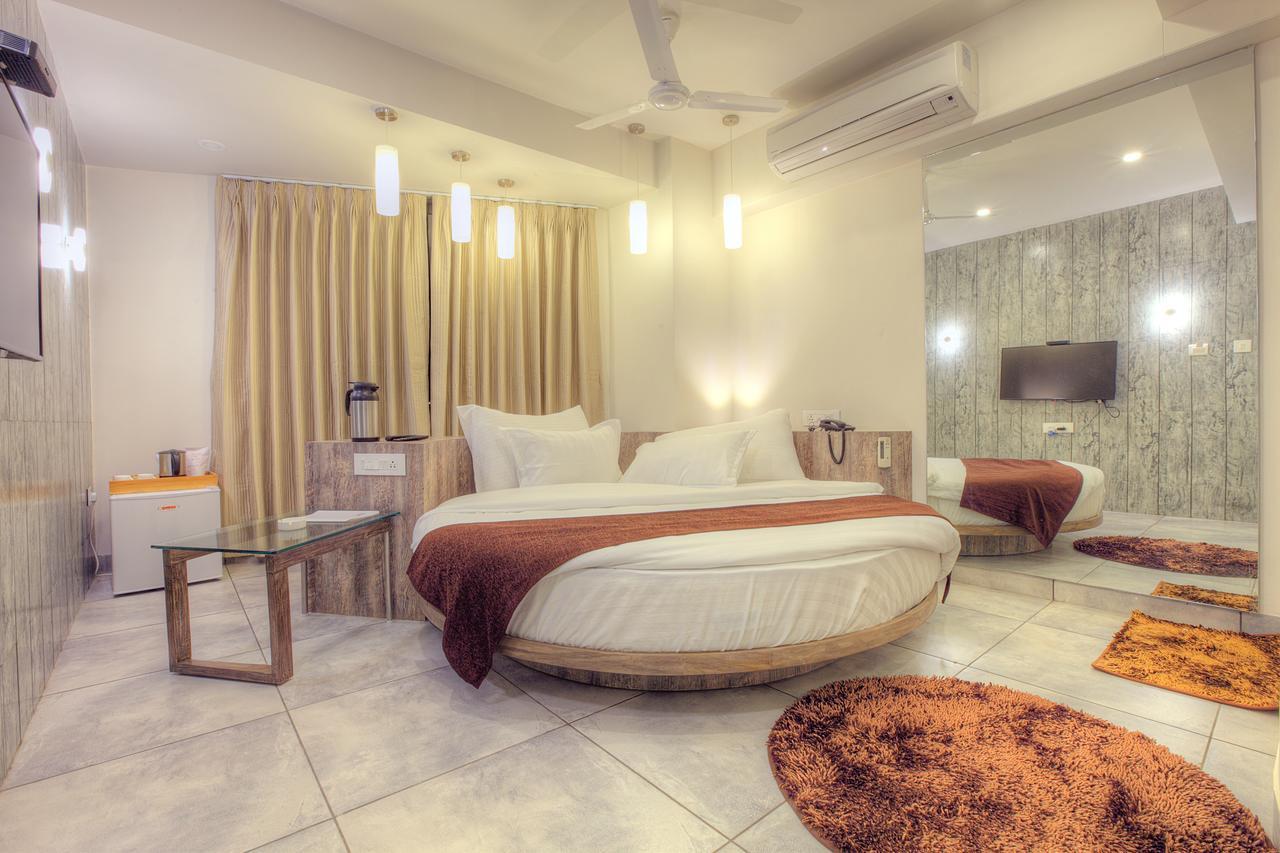 Scenaria Hotel Ахмедабад Экстерьер фото