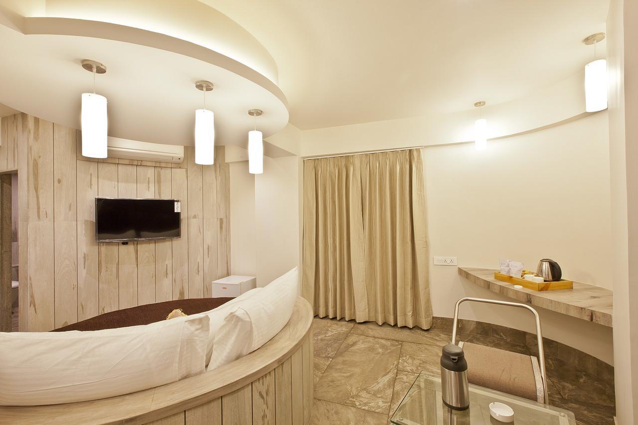Scenaria Hotel Ахмедабад Экстерьер фото