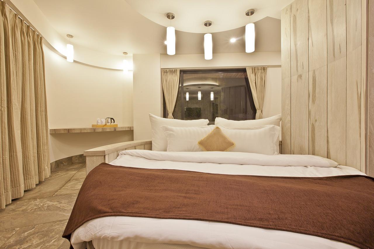 Scenaria Hotel Ахмедабад Экстерьер фото