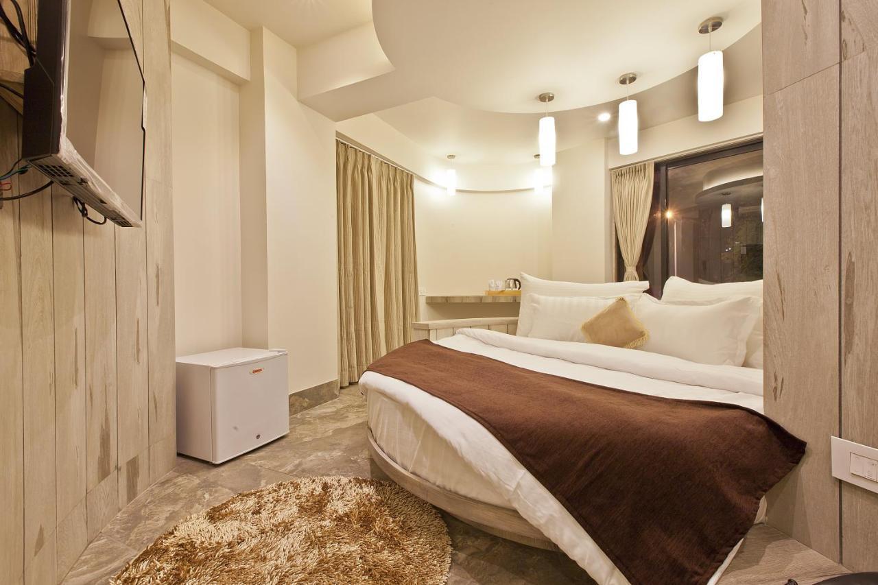 Scenaria Hotel Ахмедабад Экстерьер фото