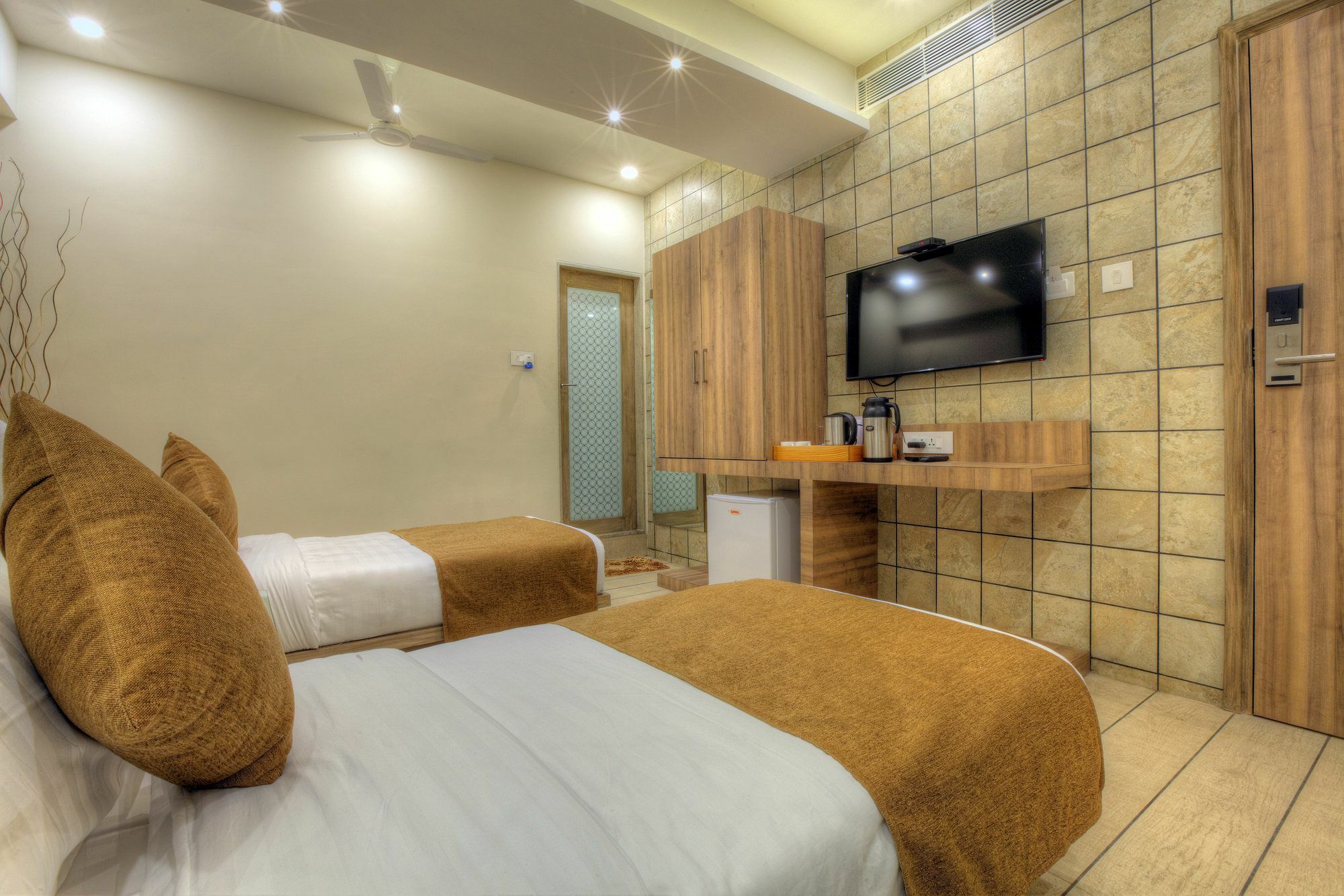 Scenaria Hotel Ахмедабад Экстерьер фото